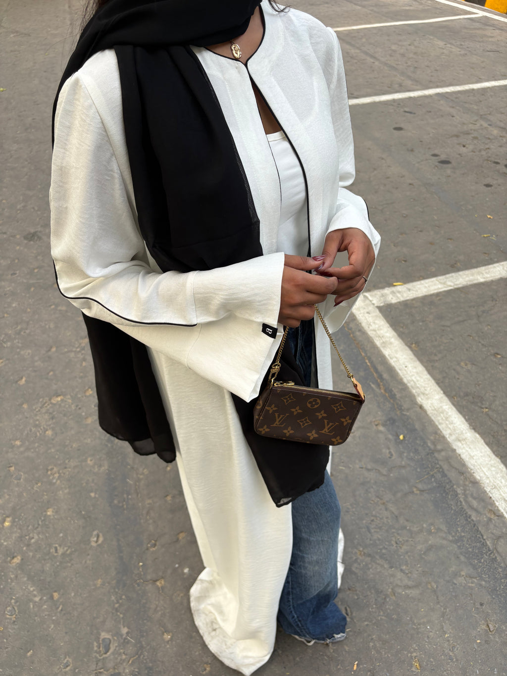 Naaz Abaya in White (Top Hook Closure)
