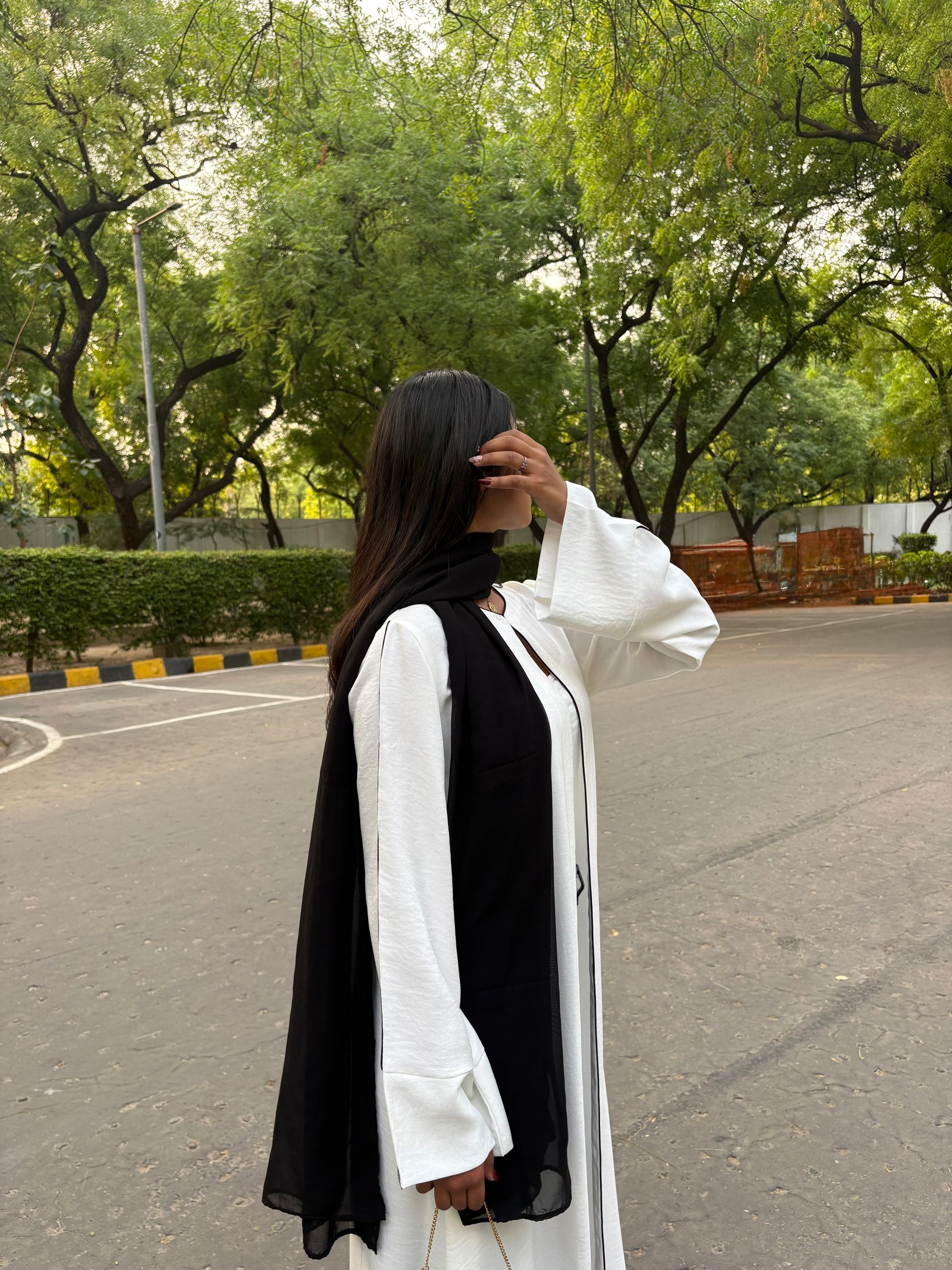 Naaz Abaya in White (Top Hook Closure)