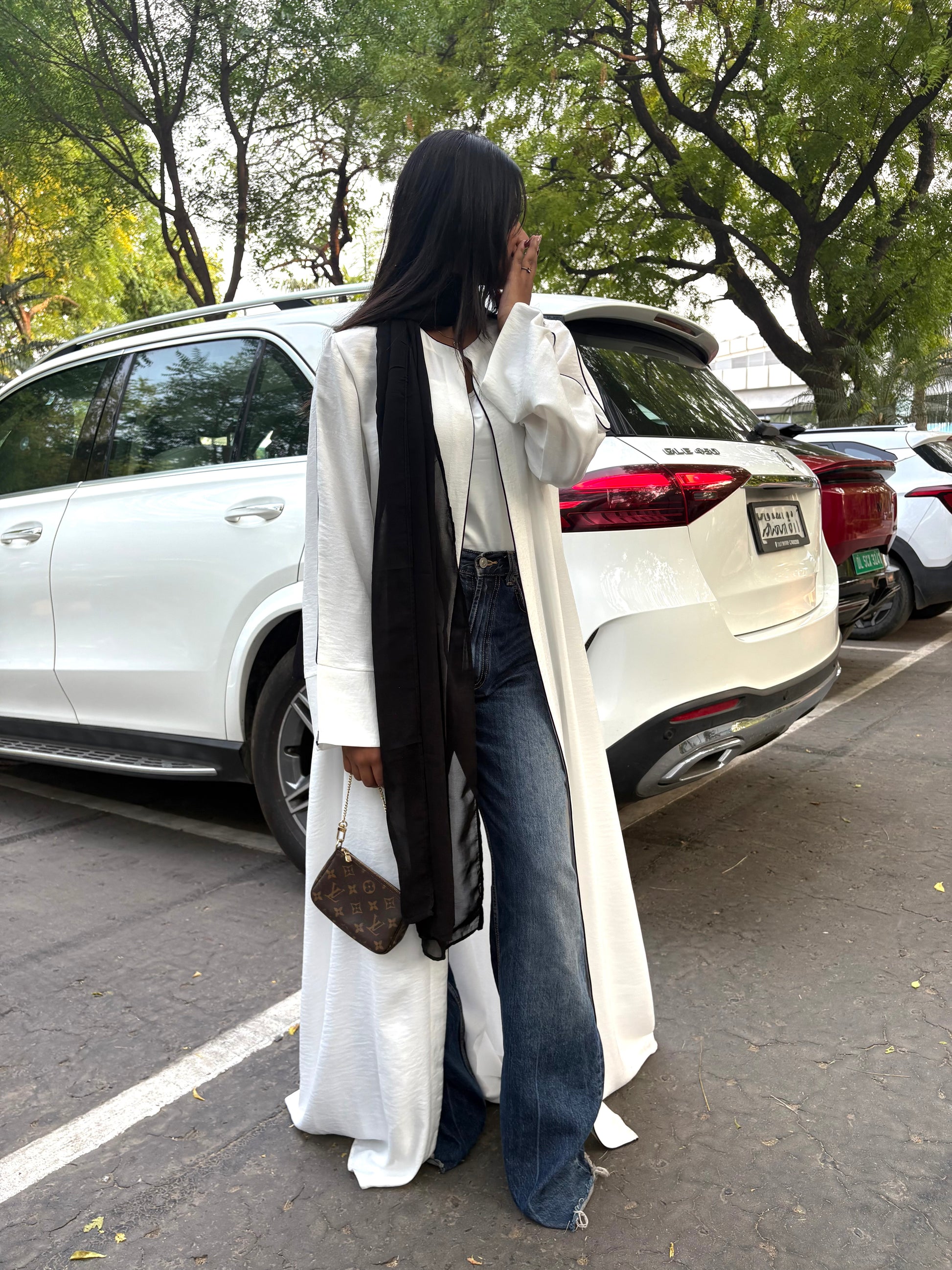Naaz Abaya in White (Top Hook Closure)