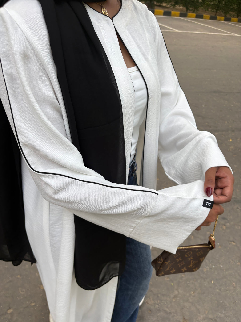 Naaz Abaya in White (Top Hook Closure)